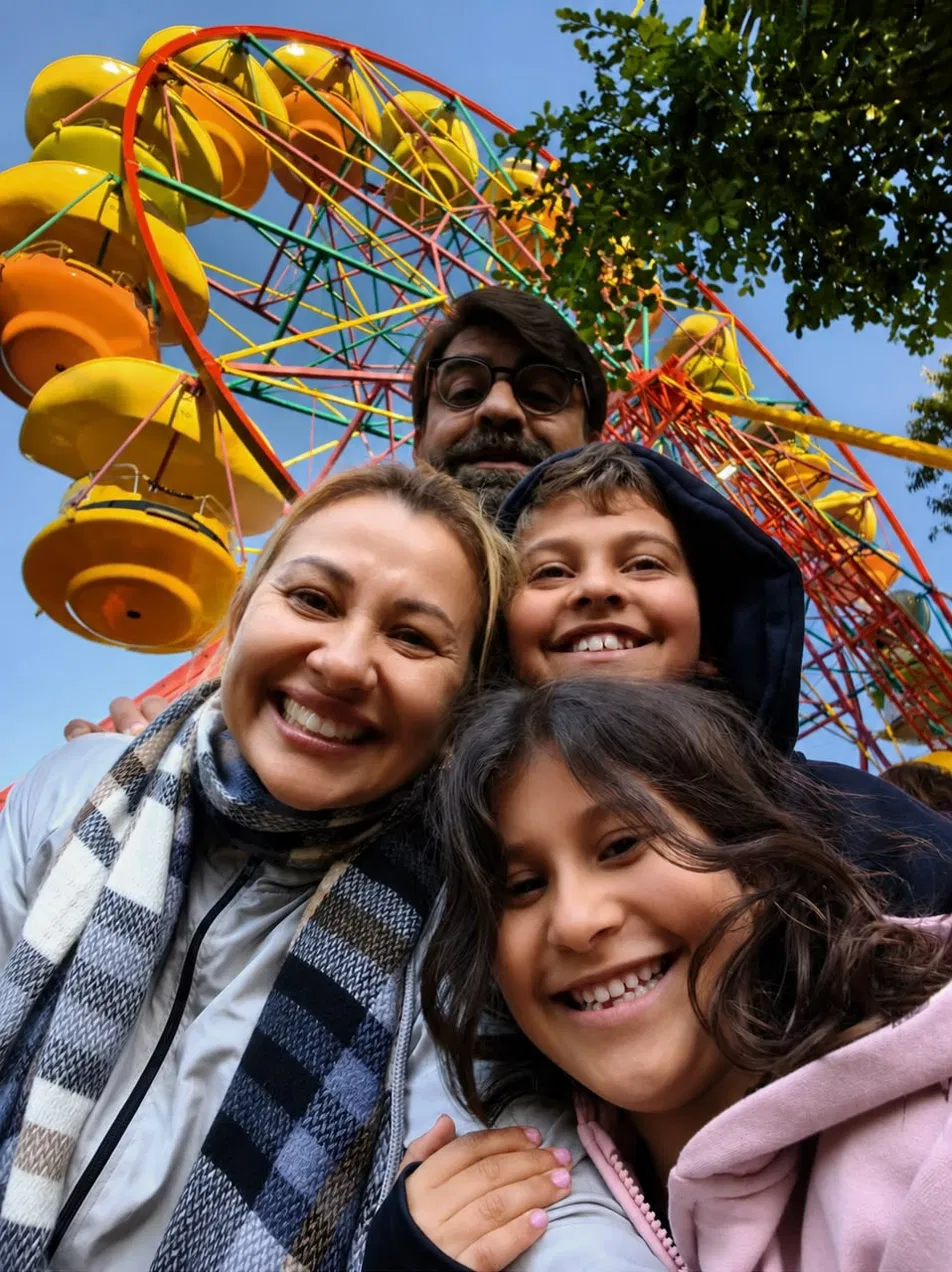 Letícia Lopes Lauriano com sua família em um parque